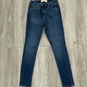 Hollister Jeans
Size: 7
Condition: Hardly Worn
